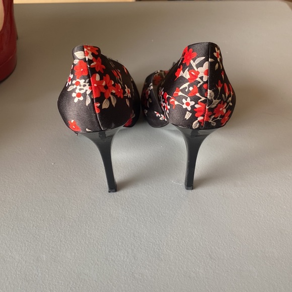 Slightly worn Jessica Simpson - size 8 women- black with red and white flowers - Picture 3 of 5